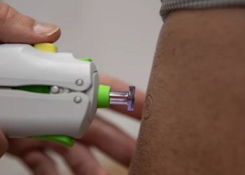 Reino Unido começa a testar vacina sem agulha contra a Covid