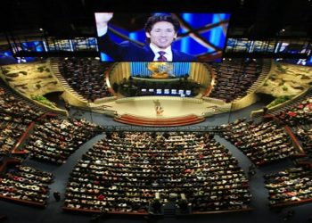 Joel Osteen transmite cultos pela televisão a mais de sete milhões de pessoas.