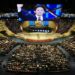 Joel Osteen transmite cultos pela televisão a mais de sete milhões de pessoas.