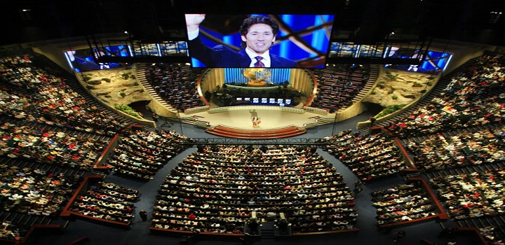 Joel Osteen transmite cultos pela televisão a mais de sete milhões de pessoas.