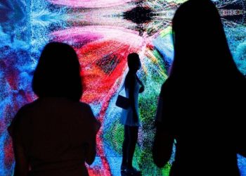 Eleita 'Palavra do ano' pelo dicionário Collins, a sigla para 'Token Não Fungível' mudou o mundo da arte a partir da venda da colagem digital do americano Beeple por US$ 69 milhões, num mercado em plena expansão