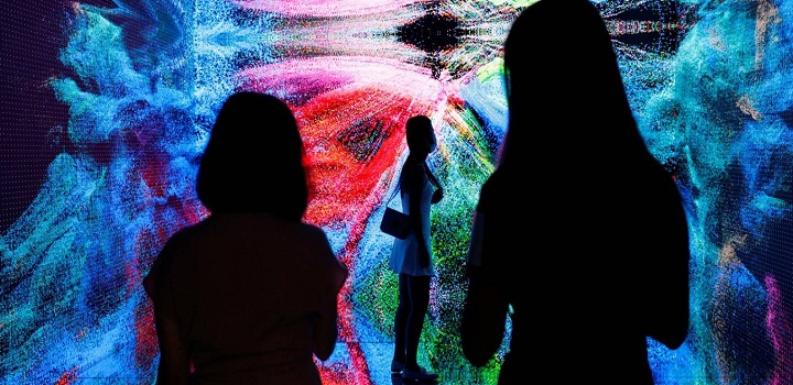 Eleita 'Palavra do ano' pelo dicionário Collins, a sigla para 'Token Não Fungível' mudou o mundo da arte a partir da venda da colagem digital do americano Beeple por US$ 69 milhões, num mercado em plena expansão