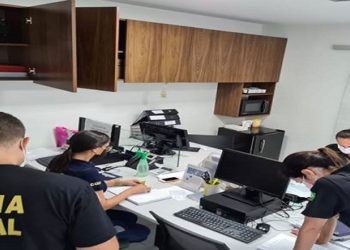 Na manhã desta terça-feira (7), a Polícia Federal deflagrou uma operação para apurar uma suspeita de superfaturamento de R$ 130 milhões em contratos envolvendo a prova do Exame Nacional do Ensino Médio.