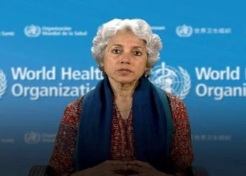 A variante Ômicron do coronavírus não deve ser motivo para pânico. É o que disse a cientista-chefe da Organização Mundial de Saúde (OMS), Soumya Swaminathan.