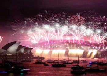 Nova Zelândia faz show de luzes, e Austrália, de fogos de artifícios para comemorar o Ano Novo; veja como 2022 é recebido pelo mundo