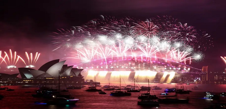 Nova Zelândia faz show de luzes, e Austrália, de fogos de artifícios para comemorar o Ano Novo; veja como 2022 é recebido pelo mundo