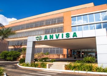 A Anvisa determinou a suspensão e apreensão de uma lista de suplementos alimentares, incluindo whey protein, cúrcuma, chá verde e creatina, por produção clandestina e falta de registro. Entenda os riscos e confira os produtos proibidos.