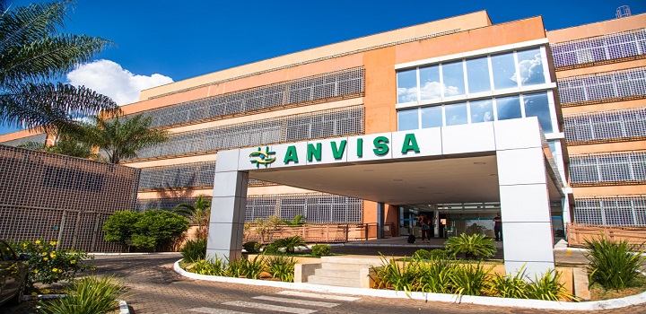 A Anvisa determinou a suspensão e apreensão de uma lista de suplementos alimentares, incluindo whey protein, cúrcuma, chá verde e creatina, por produção clandestina e falta de registro. Entenda os riscos e confira os produtos proibidos.