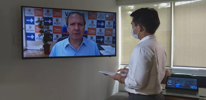 Segundo o secretário Edson Aparecido, o sequenciamento genético está sendo feito no hospital Albert Einstein e não é possível dizer ainda se essas 22 pessoas contraíram a nova variante da Covid-19. Todos os testados do evento estão bem e assintomáticos, disse o secretário.