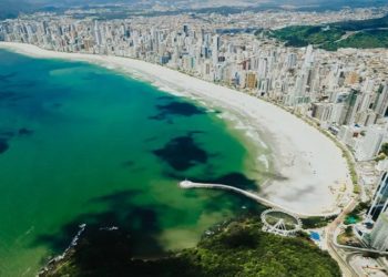 Balneário Camboriú, no Litoral Norte de Santa Catarina, tem o terceiro metro quadrado mais caro do país. Areia da praia está sendo vendida por R$ 100