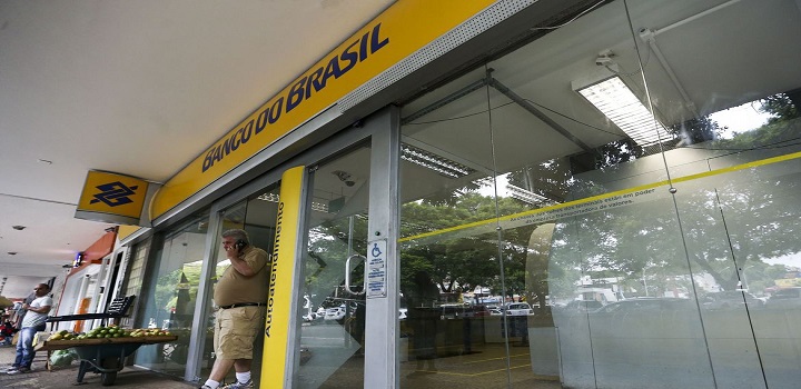 Após o feriado de Natal, quando as agências trabalharam em horário reduzido, os bancos retomam hoje (27) o horário normal de funcionamento, das 10h até 16h.