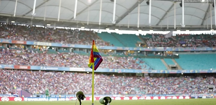 O Coletivo de Torcidas Canarinhos LGBTQ acionou oito clubes brasileiros no Superior Tribunal de Justiça Desportiva (STJD) por atos de homofobia praticados pelas respectivas torcidas.