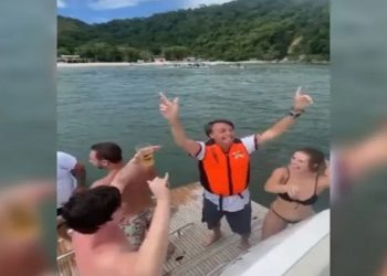 Bolsonaro aparece em vídeo dançando funk que compara esquerdistas com “cadelas”