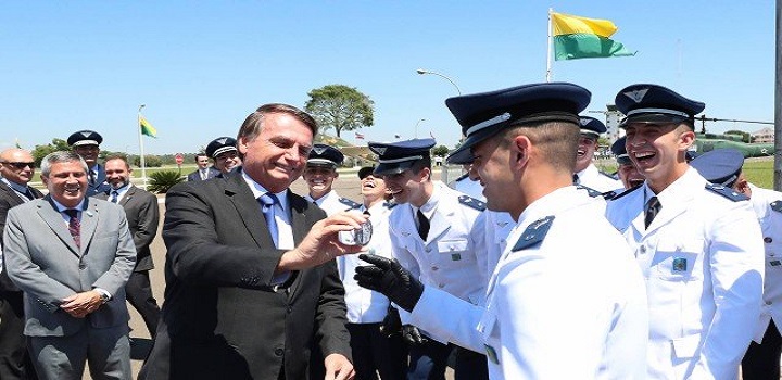 O presidente Jair Bolsonaro (PL) voltou a defender, na manhã deste sábado, o uso da hidroxicloroquina para o tratamento de Covid-19 — medicamento sem comprovação científica e descartados pelas autoridades sanitárias para o combate ao vírus