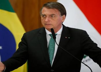 O presidente Jair Bolsonaro (PL) repetiu seu ministro da Saúde, Marcelo Queiroga, e disse, na manhã desta sexta-feira (24), que "não está havendo morte de criança" para justificar decisão emergencial sobre vacina da Covid-19 para crianças.