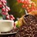 Associação Brasileira da Indústria do Café (Abic) projeta alta de 10% a 15% no preço do café para os supermercados. Entenda os motivos, o impacto no consumo e o cenário de incertezas com as tarifas dos EUA.