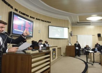 Foi aprovado pela Câmara dos Vereadores, durante a última sessão do ano, o Projeto de Lei nº 0298/2021, do prefeito Wladimir Garotinho, que prevê o pagamento de bônus de R$ 2 mil para os servidores públicos ativos em Campos dos Goytacazes, no Norte Fluminense.
