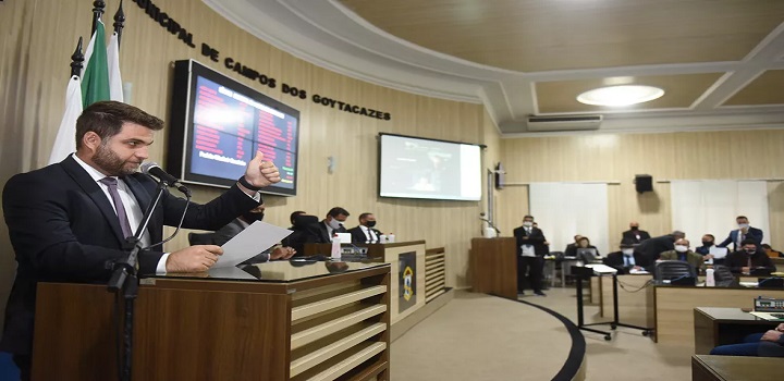 Foi aprovado pela Câmara dos Vereadores, durante a última sessão do ano, o Projeto de Lei nº 0298/2021, do prefeito Wladimir Garotinho, que prevê o pagamento de bônus de R$ 2 mil para os servidores públicos ativos em Campos dos Goytacazes, no Norte Fluminense.