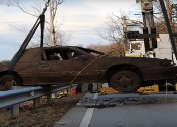 Carro resgatado no rio de Sparta - Foto: Reprodução/YouTube