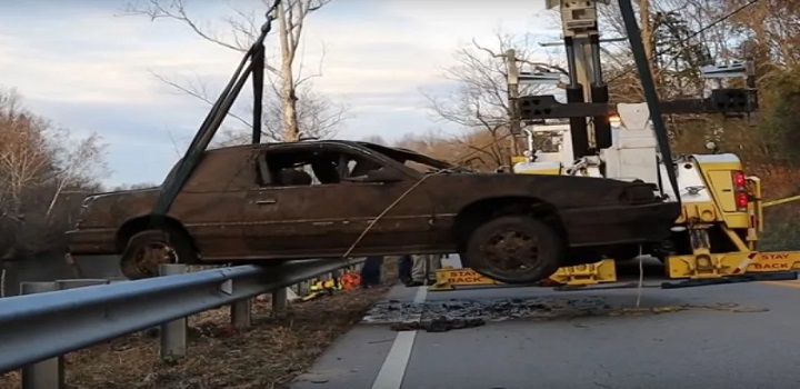 Carro resgatado no rio de Sparta - Foto: Reprodução/YouTube