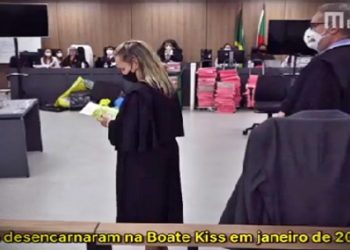 Redação Pragmatismo Redação Pragmatismo Editor(a) Justiça 10/Dez/2021 às 09:39 COMENTÁRIOS Boate Kiss: Defesa de acusados usa mensagem psicografada de vítimas de incêndio Para pedir absolvição de acusados, advogados exibem vídeo com carta psicografada por jovem que morreu na boate Kiss.