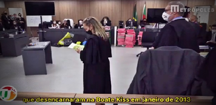 Redação Pragmatismo Redação Pragmatismo Editor(a) Justiça 10/Dez/2021 às 09:39 COMENTÁRIOS Boate Kiss: Defesa de acusados usa mensagem psicografada de vítimas de incêndio Para pedir absolvição de acusados, advogados exibem vídeo com carta psicografada por jovem que morreu na boate Kiss.