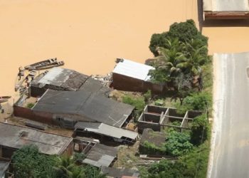 Fortes chuvas são esperadas, nesta virada de ano, na região Sudeste do País. O corredor de umidade responsável pelo excesso de precipitação em Tocantins e na Bahia, onde 20 pessoas morreram em inundações, está a caminho de Minas Gerais, São Paulo e Rio de Janeiro, segundo a agência de notícias especializada Metsul.com. A projeção é de temporal nos próximos sete a dez dias.