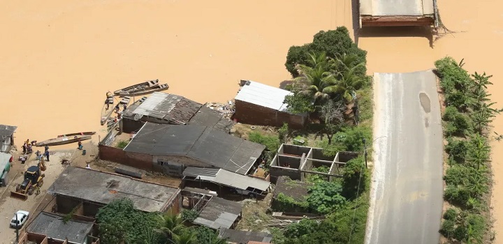 Fortes chuvas são esperadas, nesta virada de ano, na região Sudeste do País. O corredor de umidade responsável pelo excesso de precipitação em Tocantins e na Bahia, onde 20 pessoas morreram em inundações, está a caminho de Minas Gerais, São Paulo e Rio de Janeiro, segundo a agência de notícias especializada Metsul.com. A projeção é de temporal nos próximos sete a dez dias.