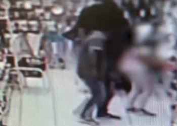 Homem passa a mão em criança dentro de loja