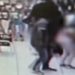 Homem passa a mão em criança dentro de loja