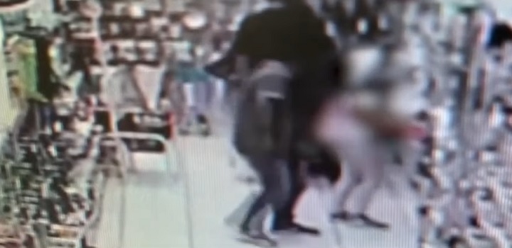 Homem passa a mão em criança dentro de loja