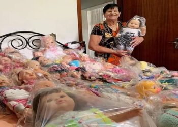 Maria Martinho, de 78 anos, restaura os brinquedos com a ajuda do marido em Cabreúva (SP). O