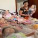 Maria Martinho, de 78 anos, restaura os brinquedos com a ajuda do marido em Cabreúva (SP). O