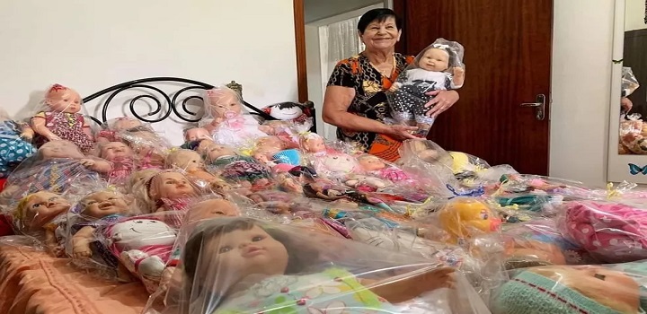 Maria Martinho, de 78 anos, restaura os brinquedos com a ajuda do marido em Cabreúva (SP). O