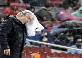 Jorge Jesus deixou o comando do Benfica nesta terça — Foto: Nacho Doce/Reuters