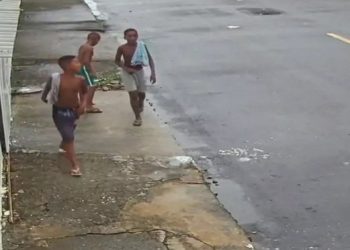 Condenados por um suposto roubo de passarinhos, os três meninos de Belford Roxo passaram por uma sessão de tortura tão violenta que um deles morreu em decorrência da surra. Os outros dois acabaram executados por isso.