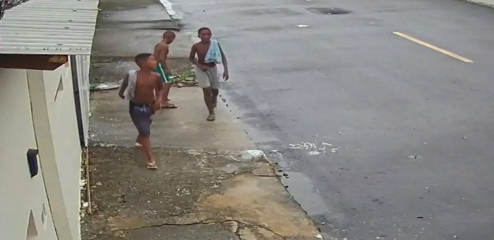 Condenados por um suposto roubo de passarinhos, os três meninos de Belford Roxo passaram por uma sessão de tortura tão violenta que um deles morreu em decorrência da surra. Os outros dois acabaram executados por isso.