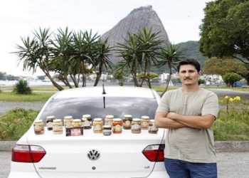 Motoristas de apps vendem de balas a itens de beleza para conseguirem abastecer, após várias altas dos combustíveis