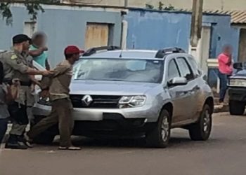 O caseiro Wanderson Mota Protácio, de 21 anos, suspeito de matar a mulher grávida, a enteada e um fazendeiro, se entregou à polícia na manhã deste sábado (4), em Gameleira de Goiás. O crime aconteceu no dia 28 de novembro e, desde então, ele estava foragido.
