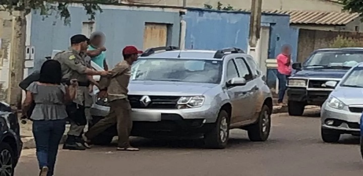 O caseiro Wanderson Mota Protácio, de 21 anos, suspeito de matar a mulher grávida, a enteada e um fazendeiro, se entregou à polícia na manhã deste sábado (4), em Gameleira de Goiás. O crime aconteceu no dia 28 de novembro e, desde então, ele estava foragido.