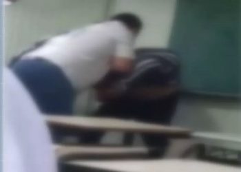 Vídeo feito por outro aluno mostra o pai agredindo o docente na sala de aula. Estudante relatou não ter sido a primeira vez que sofreu assédio do professor, e nem ser a única vítima.