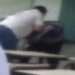 Vídeo feito por outro aluno mostra o pai agredindo o docente na sala de aula. Estudante relatou não ter sido a primeira vez que sofreu assédio do professor, e nem ser a única vítima.