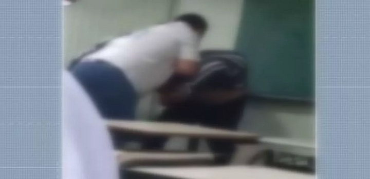 Vídeo feito por outro aluno mostra o pai agredindo o docente na sala de aula. Estudante relatou não ter sido a primeira vez que sofreu assédio do professor, e nem ser a única vítima.
