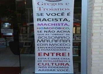 Na vitrine de seu sebo Gregas e Troianas, em uma discreta rua em Resende (RJ), o casal Luciano Gonçalves e Mariângela Ribeiro havia colocado um banner com a intenção de "ser algo divertido".