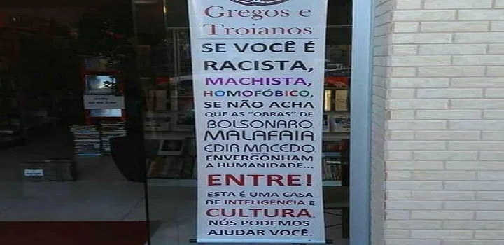 Na vitrine de seu sebo Gregas e Troianas, em uma discreta rua em Resende (RJ), o casal Luciano Gonçalves e Mariângela Ribeiro havia colocado um banner com a intenção de "ser algo divertido".