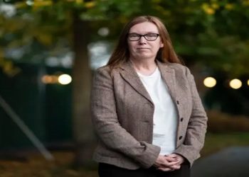 "Esta não será a última vez que um vírus ameaçará nossas vidas e nosso sustento", afirmou Sarah Gilbert, professora na universidade inglesa