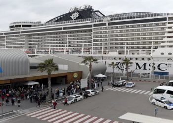 O cruzeiro MSC Splendida retornou às pressas para o Porto de Santos, litoral de São Paulo, após um surto de Covid-19 registrado entre tripulantes e passageiros. A programação era que os passageiros celebrariam o Ano Novo no Rio de Janeiro, mas o retorno aconteceu nesta quinta-feira (30).