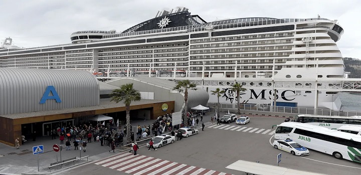 O cruzeiro MSC Splendida retornou às pressas para o Porto de Santos, litoral de São Paulo, após um surto de Covid-19 registrado entre tripulantes e passageiros. A programação era que os passageiros celebrariam o Ano Novo no Rio de Janeiro, mas o retorno aconteceu nesta quinta-feira (30).