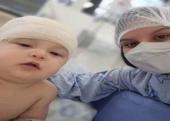 O pequeno Theo, 7 meses, teve sorte: apesar do afundamento no crânio, causado por uma queda da cama, ele passou por uma cirurgia, mas se recupera bem. Casos como esse tem aumentado, observa neurocirurgião paranaense. "É uma nova 'doença da pandemia'.