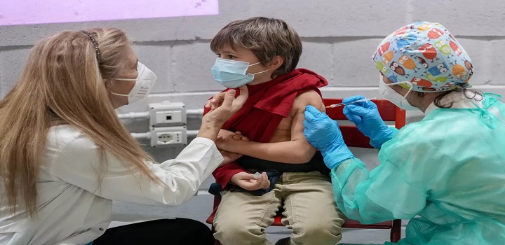 Na sexta-feira (24), a Sociedade Brasileira de Pediatria lançou um manifesto proclamando a urgência de se imunizar crianças entre 5 e 11 anos; A instituição diz que as taxas de mortalidade e letalidade em crianças no Brasil estão entre as maiores do mundo.